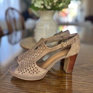Clarks Artisan Jenness Energy Women Sandals Leather Peep Toe Block Heel size 7